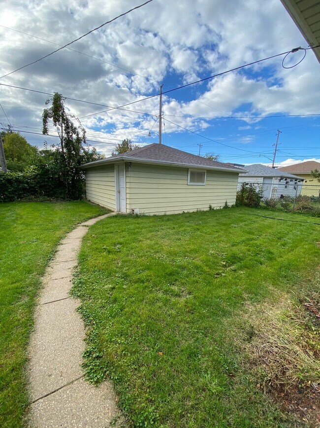 Building Photo - 5569 N Navajo Ave