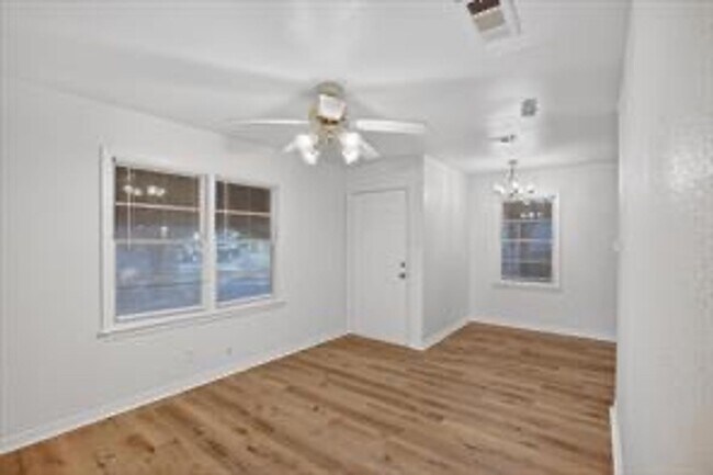 Foto del edificio - MOVE IN READY 4 BED 2 BATH!