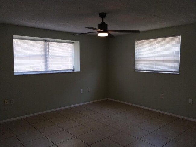 Building Photo - 3-bedroom, 2-bath home offering 1,554 squa...