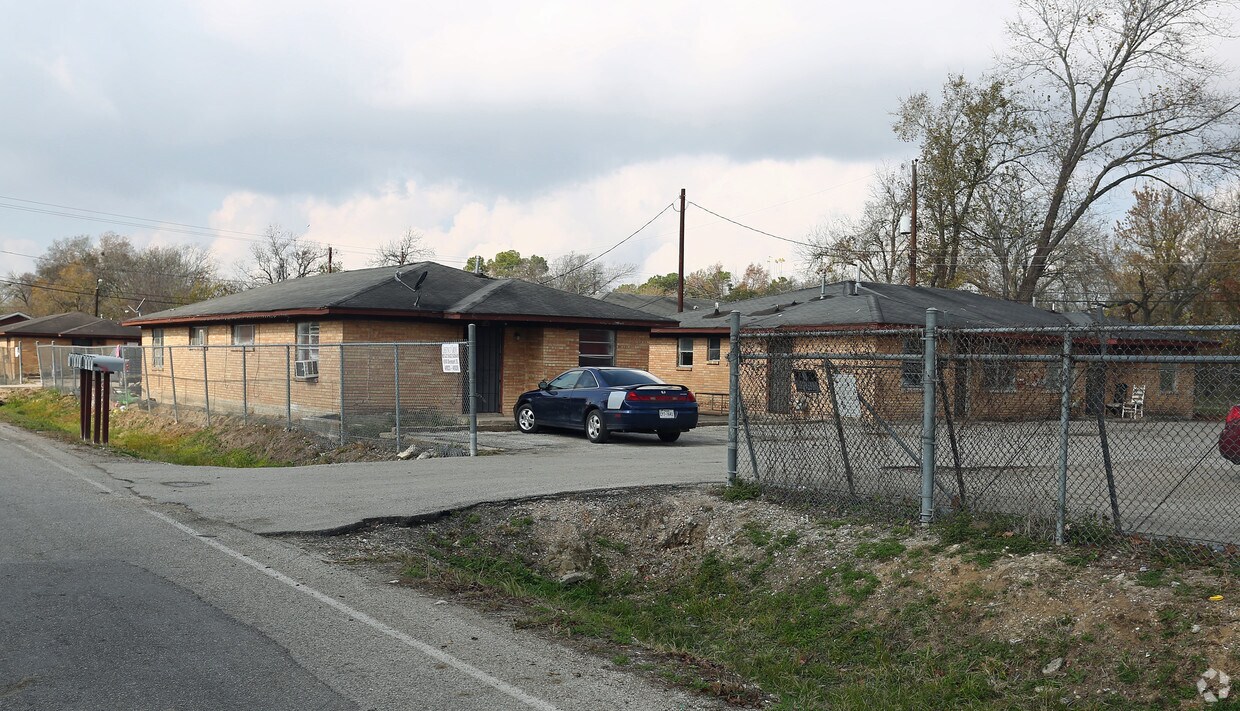 Building Photo - Chestnut Grove Apartments