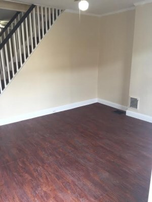 Sala de estar - 2437 Tulip St