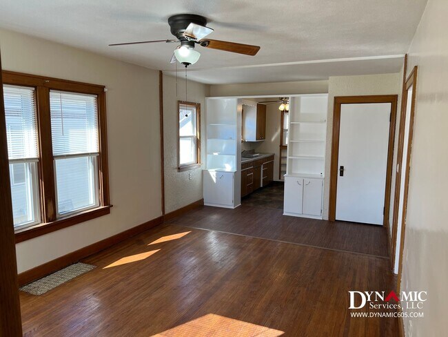 Foto del edificio - Updated 4+ Bedroom, 2 Bathroom House with Garage and Fenced Backyard