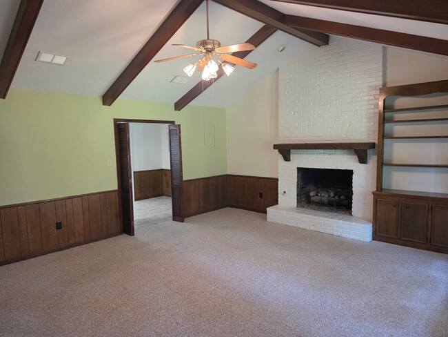 Building Photo - 307 Lakeside Dr