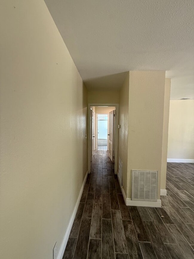 Building Photo - 4 bed 2 bath Southern Hills