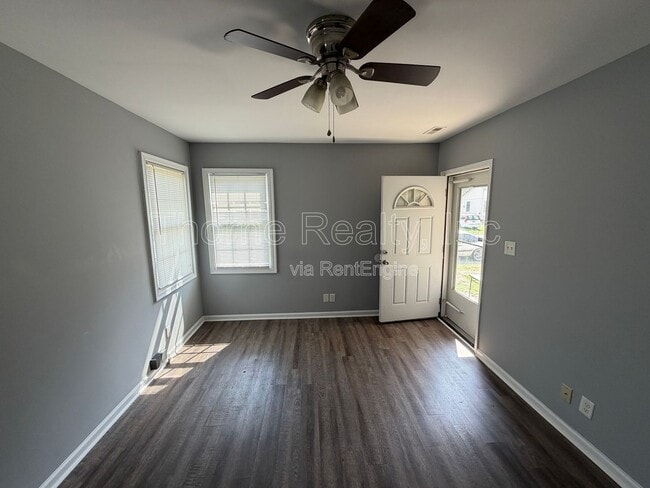 Building Photo - 700 Pinehaven Dr