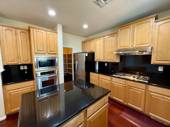 Foto del edificio - 5-Bed Gated Family Oasis | Prime Location & Backyard Space