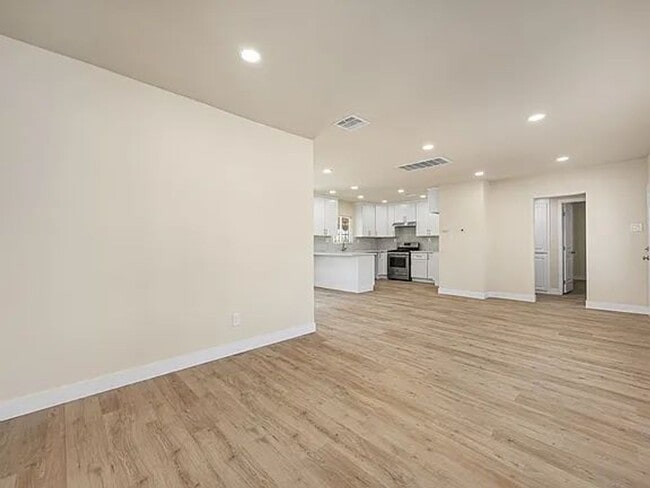Foto del edificio - 2229 Gale Ave