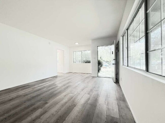Photo - 10565 Camarillo St Apartment