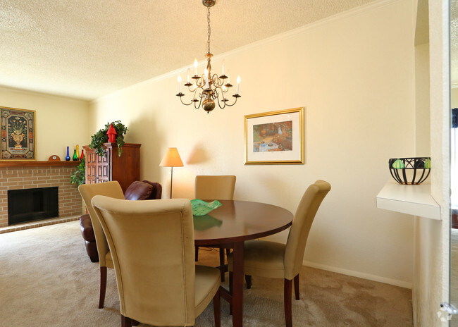 Townhome Dining Room - Parkridge Place Apartments