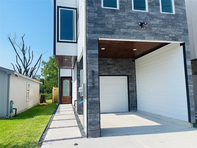 Photo - 8123 St Louis St House