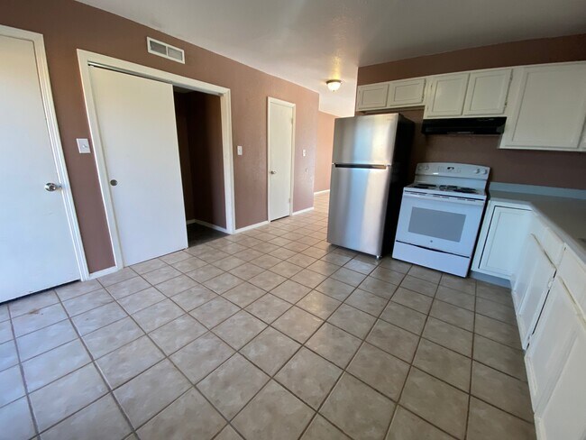 Building Photo - 502 Sinclair Dr
