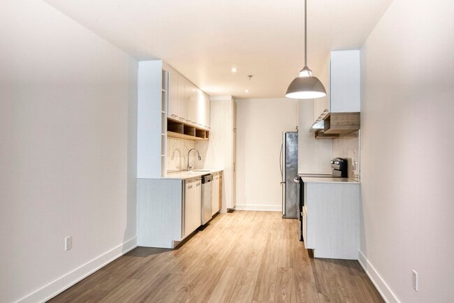 Building Photo - 9675 Av. Papineau