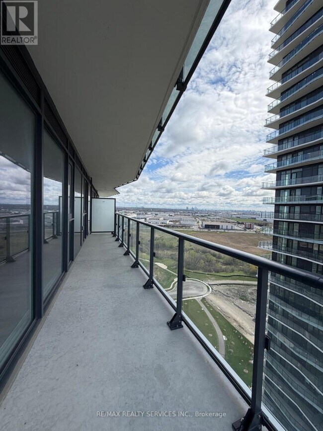 Building Photo - 15 Skyridge Dr
