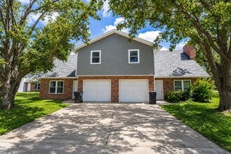 Building Photo - 1913 Greenleaves Ct