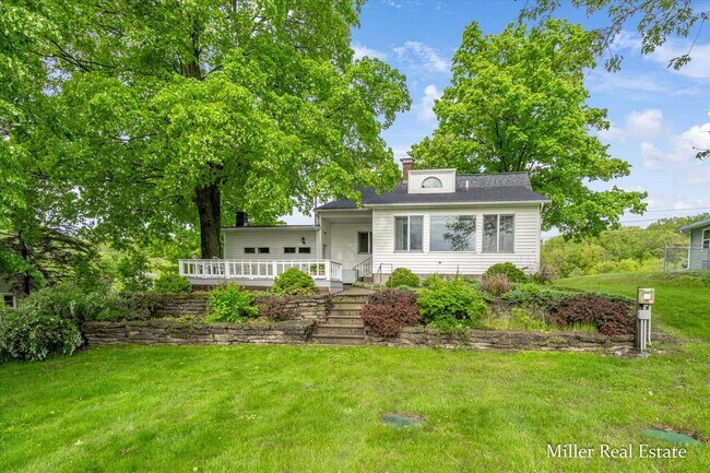 Foto del edificio - "Charming 3-Bedroom Lakehouse retreat with Spacious 2128 Sq Ft Layout in Hastings, MI!"
