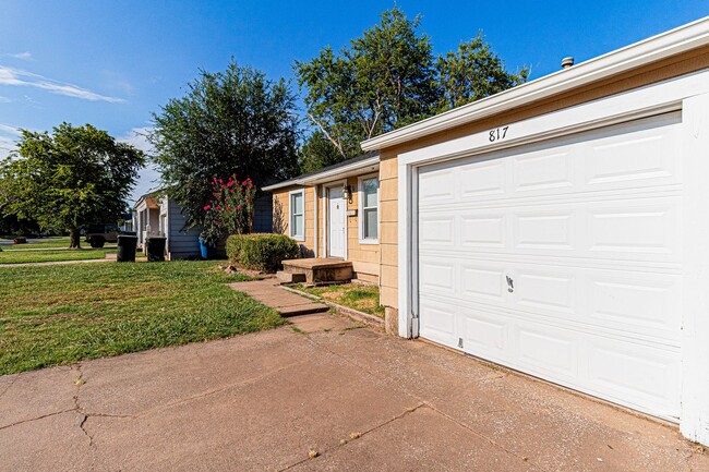 Building Photo - 3 Bed 1.5 Bath in Midwest City! Half off o...