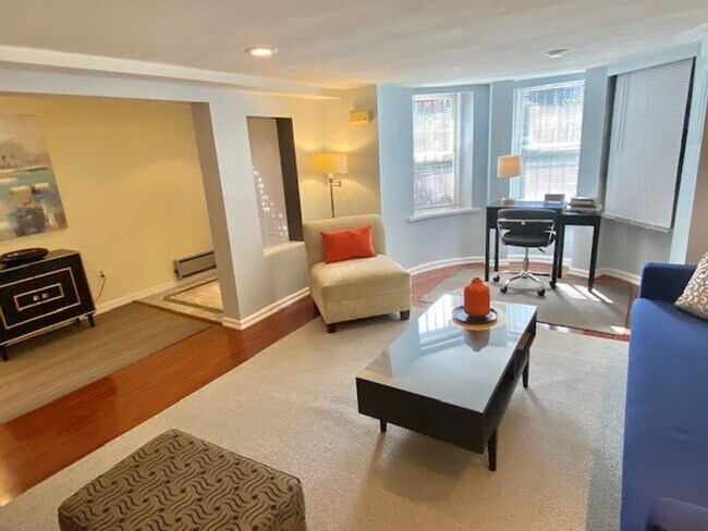 Building Photo - Incredible Find! Stylish Furnished 1 bed 1...