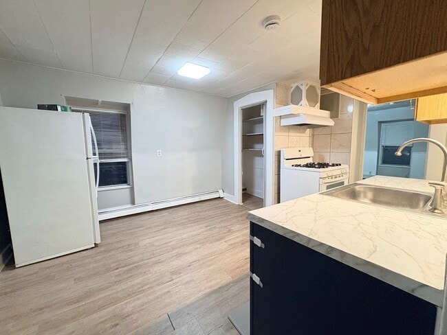 Building Photo - 72 Wales St