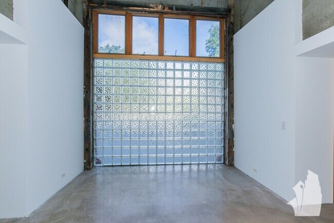 Foto del edificio - 4715 N Damen Ave.