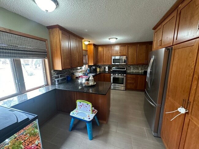 Building Photo - Beautiful 3 bedroom, 3 bathroom Home in Li...