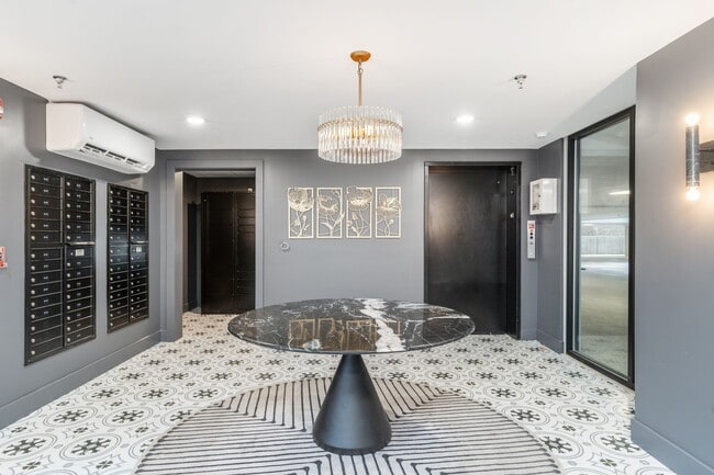 Foto del edificio - 6604 Ridge Ave