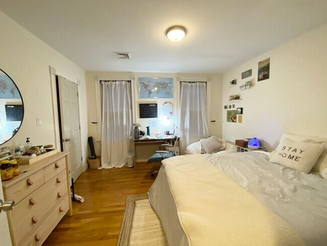 Foto del edificio - WOW!  STUNNING MISSION HILL 6 BED/3 BATH WITH IN-UNIT LAUNDRY