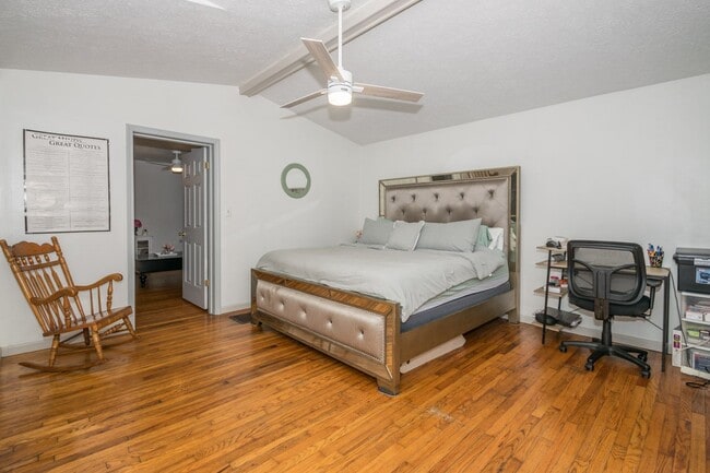 Building Photo - 517 E 7th St