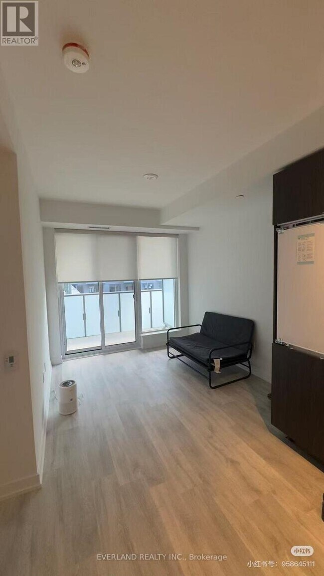 Photo du bâtiment - 8 Olympic Gdn Dr