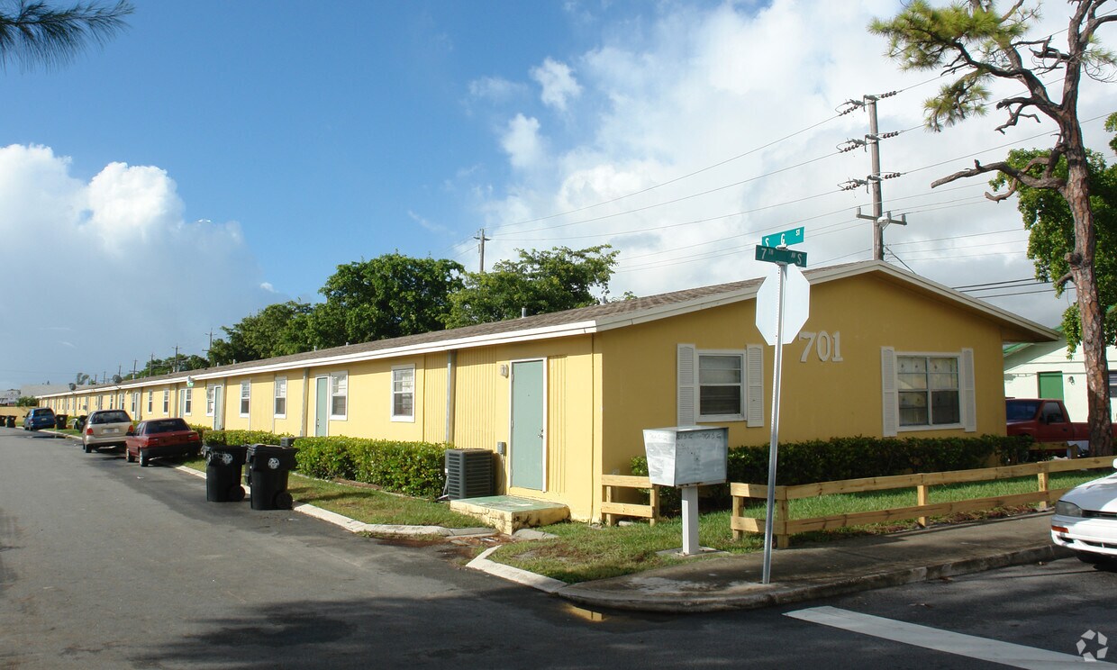 Primary Photo - 701 S G St