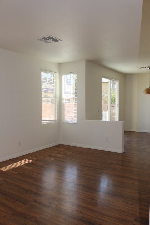 Foto del edificio - SHOWINGS AVAILABLE NOW