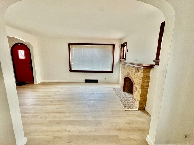 Foto del edificio - Fully Renovated 4 Bedroom 1 Bath - Present...