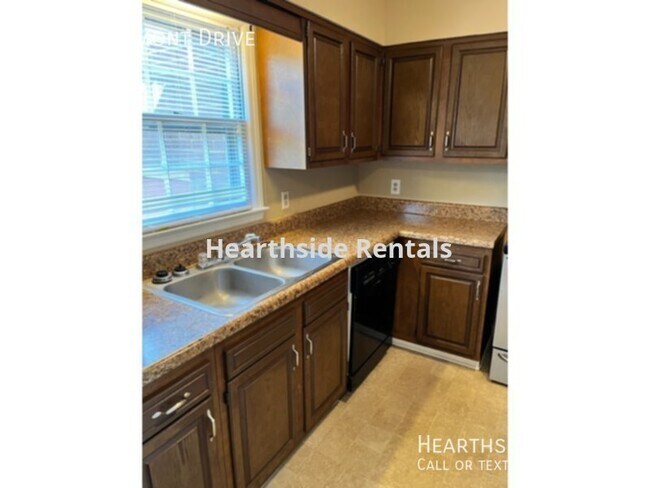 Foto del edificio - **2 Bedroom 1.5 Bath Townhouse Centrally L...
