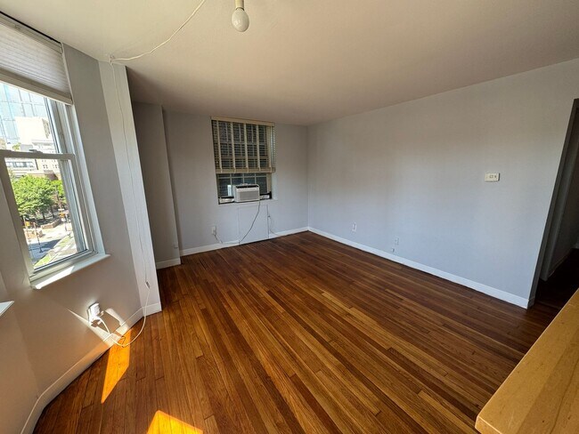 Building Photo - Updated 1-bed condo at Walnut Plaza
