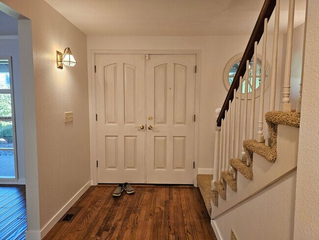 Building Photo - Beautiful 4-Bedroom Home in Bellevue's Heart