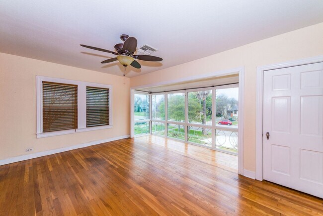 Foto del edificio - 2218 W Mistletoe Ave