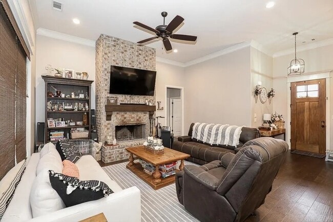 Building Photo - 613 Creekside Cv