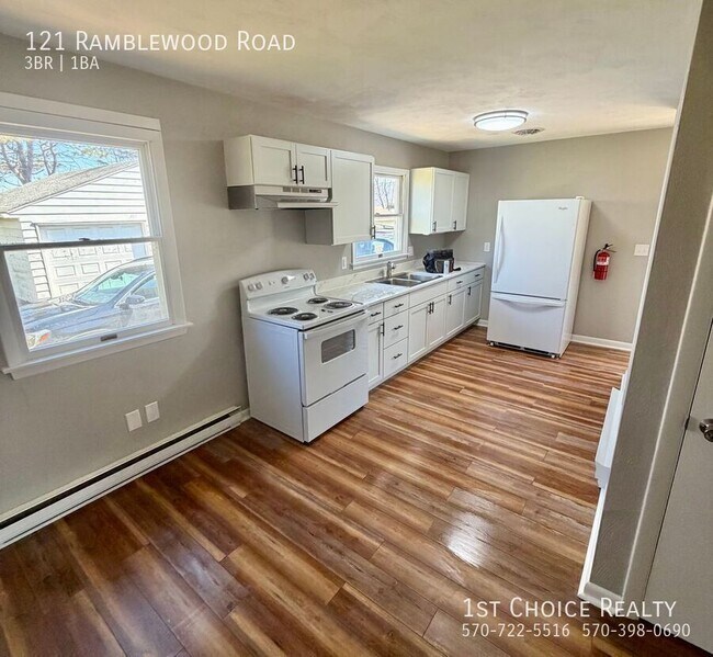 Foto del edificio - 121 Ramblewood Rd