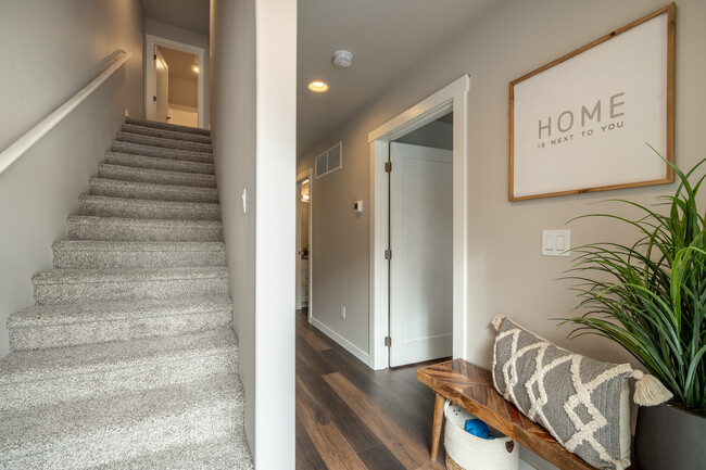 Building Photo - 14th St Townhomes