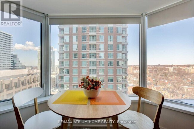 Photo du bâtiment - 155-1155 Yorkville Ave