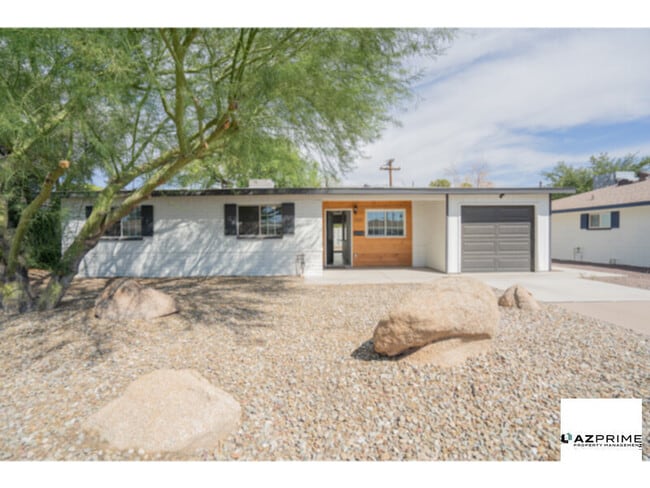 Building Photo - Welcome To This Remodeled 3/2 Midtown Phoe...