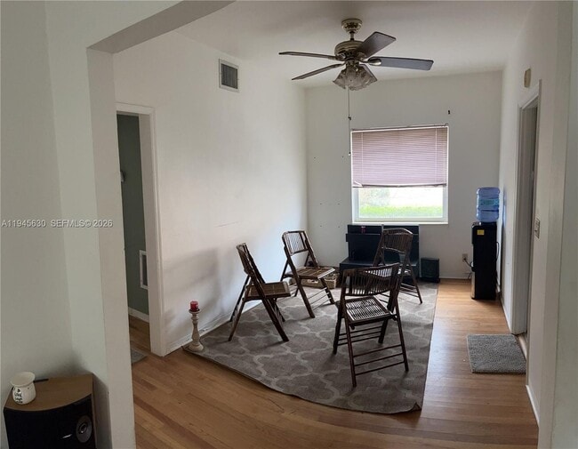 Foto del edificio - 715 NE 91st St