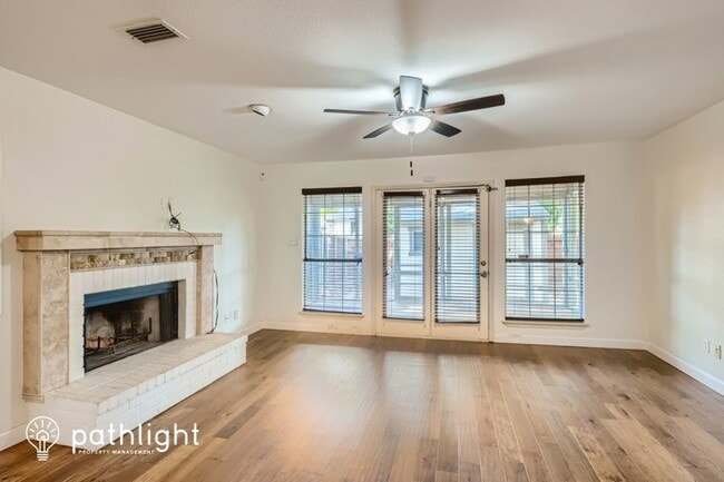 Building Photo - 998 Little Den Dr