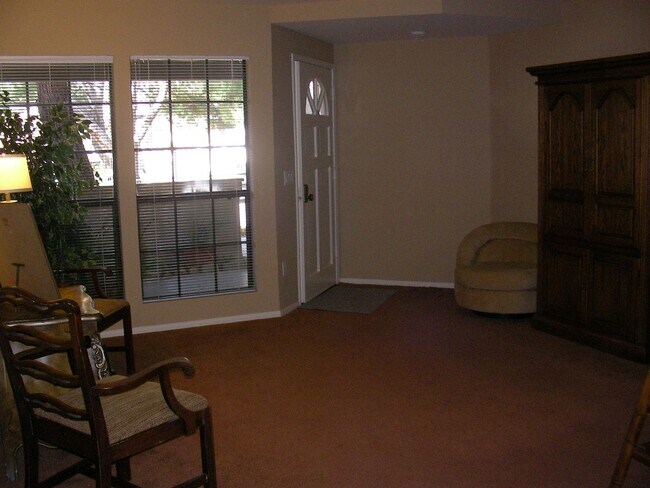 Foto del edificio - Ground floor condo available soon!!