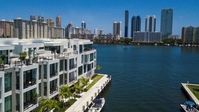 Foto del edificio - 4008 NE 167th St