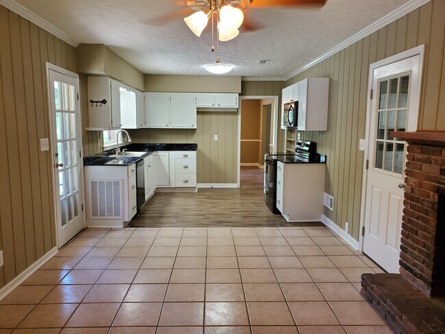 Building Photo - 4102 Lake Dr