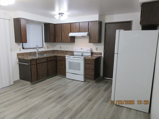 Building Photo - Updated and refurbished