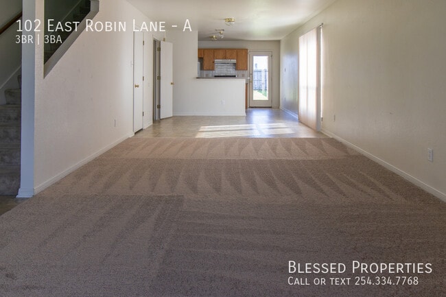 Building Photo - 102 E Robin Ln