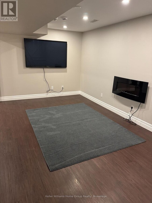 Building Photo - 517 McTavish St