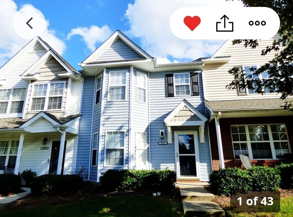 Foto principal - Charming 2BR Townhome in Charlotte
