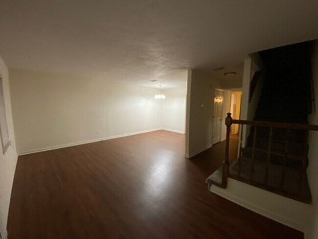 Building Photo - Three bedroom, 2.5 bath townhome, with mas...